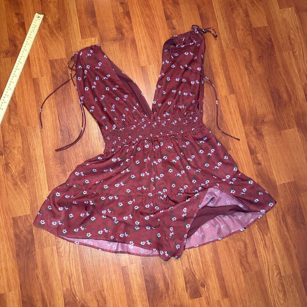Lulu's Burgundy Floral Ruffle Romper size L - Picture 3 of 8